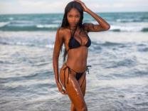 EbonyMia - Ständig nass zwischen meinen Beine.