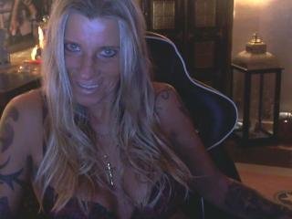 Ginga  Bin eine Frau die Sex braucht, meine Pussy ist rasiert und gepierct! Ich befriedige mich sehr viel selbst, der besondere Kick ist, wenn man(n) mir zuschaut! ;-)