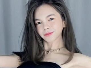 SweetCutieBabyGirl  Ich bin nur ein einfacher Mensch, den du hier sehen kannst. Ich kann dich zum Lächeln bringen, glücklich machen und frech sein, wenn du möchtest. Ich bin der Ernährer der Familie, daher verwende ich alles, was ich hier verdiene, um für meine Familie zu sorgen. Ich warte in meinem Zimmer auf dich.