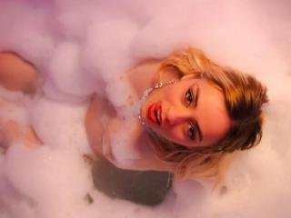 Mia Moore  Hallo, mein Name ist Mia und ich liebe den Sex überall in der Wohnung und auch Outdoor. Ich habe viel Fantasie und einen heißen Körper. Ich liebe das Adrenalin beim Sex, wenn ich mich zeigen kann. Ich lebe Sex, also zögere nicht, mir alle deine Vorlieben mitzuteilen. Also wenn du heiß auf mich bist, werden wir wundervolle Stunden miteinander verbringen.