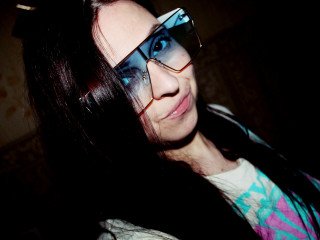 SexiMelissa  Ich bin ein extrem lebhaftes Mädchen mit langen Haaren, bezaubernden Augen, einem faszinierenden Lächeln, Lippen, die so küssbar sind und einem heißen Körper, der dich verrückt machen wird :)