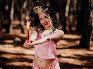 macarou  Hallo! Ich bin Maca, süß und sinnlich. Ich liebe Oralsex, Cam2Cam, Deep Throat, Öl- und Analsex. Es macht mich heiß, wenn du zusiehst, während ich spiele. Lass uns unsere geheime Welt erschaffen ? sag mir deine Fantasie, ich erfülle sie dir.