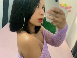 Bunny19j  Ich liebe es das Leben zu genießen, neue Leute kennenzulernen und neue Dinge zu tun. Ich mag es ab und zu süß zu sein, aber ich habe auch meine sexy Seite. Es liegt an dir was du in mir `erweckst`. Sei vorsichtig was du willst, denn beide Seiten sind perfekt mit meiner Denkweise verbunden.
