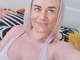 HornyVicky  Hallo Männer! Ich bin sexsüchtig und stehe total auf irren Sex!! Wenn Du Bock auf Sex hast und 100 % auf Spass stehst, dann besuch mich unbedingt im Chat! Oh... schau mal! Bin gerade online! Also, auf was warten wir noch? Meine Hammertitten und mein nackter, geiler Körper warten auf deine Zunge.. ;)