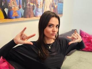 MiaLou  Hi, ich bin die Mialou, 26 Jahre alt und sehr temperamentvoll. Erotische Dinge zu tun hat mir schon immer viel Adrenalin gegeben. Ich liebe nicht den schnellen Sex sondern es muss prickeln und knistern. Geile Stellungen und unterschiedliche Orte sind genau mein Ding. Wie ist es mit dir?