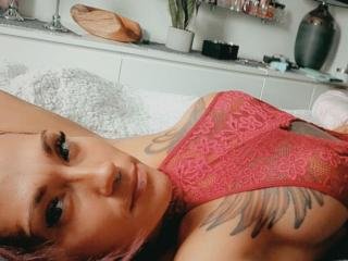 EmilyaFox  Ich bin eine keine Verrückte, mit mir kann man Pferde stehlen, es sei denn man lügt mich an..ich stehe auf Tattoos..Ich lache sehr gern und viel aber ich kann auch sehr böse werden..