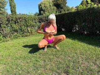 VersauteSexyLady Hallöchen. :-)
Mein Name ist Margaret. Ich bin 39 Jahre alt und schon geil. Ich liebe es, neue Leute kennen zu lernen und mit ihnen Spass zu haben.
Gerne chatte ich, zeige mich vor der Cam und drehe Clips. Ich bin offen für neue Abenteuer :-)
Ich warte auf Dich. Küsschen