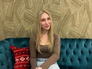 Milabunn  Ich mag es, wenn die Leute beim Tanzen meinen Körper anstarren, ich liebe es, mit meinen Brüsten zu spielen. Ich würde auch gerne Bücher lesen und ins Fitnessstudio gehen.